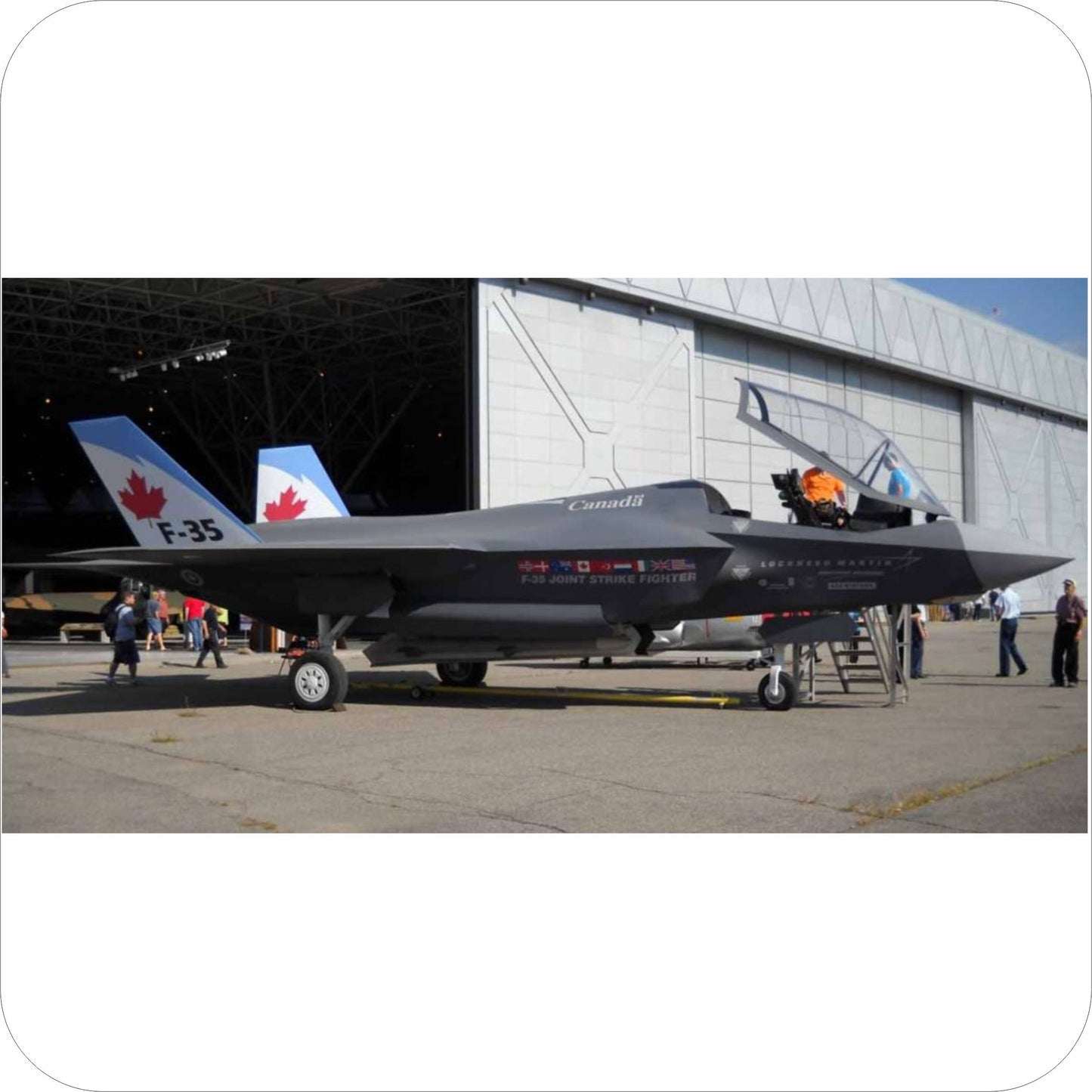 2051 - Lockheed F-35 Lightning II JSF - Wooden Mock-up